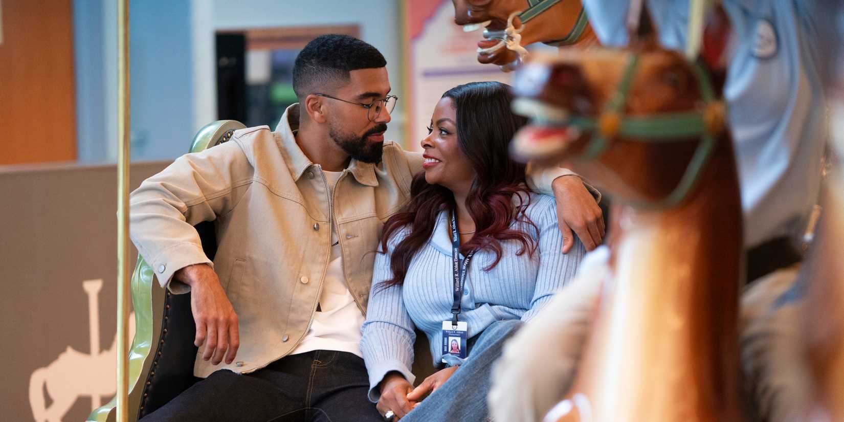 O'Shon com o braço em volta de Ava em Abbott Elementary