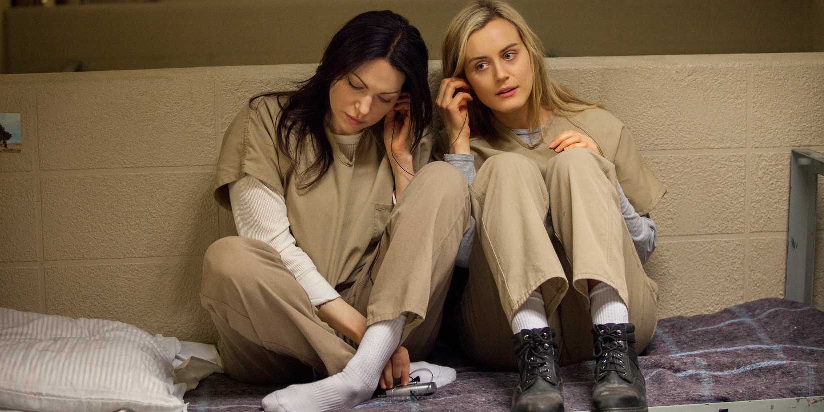 Alex e Piper sentadas juntas em Orange Is The New Black