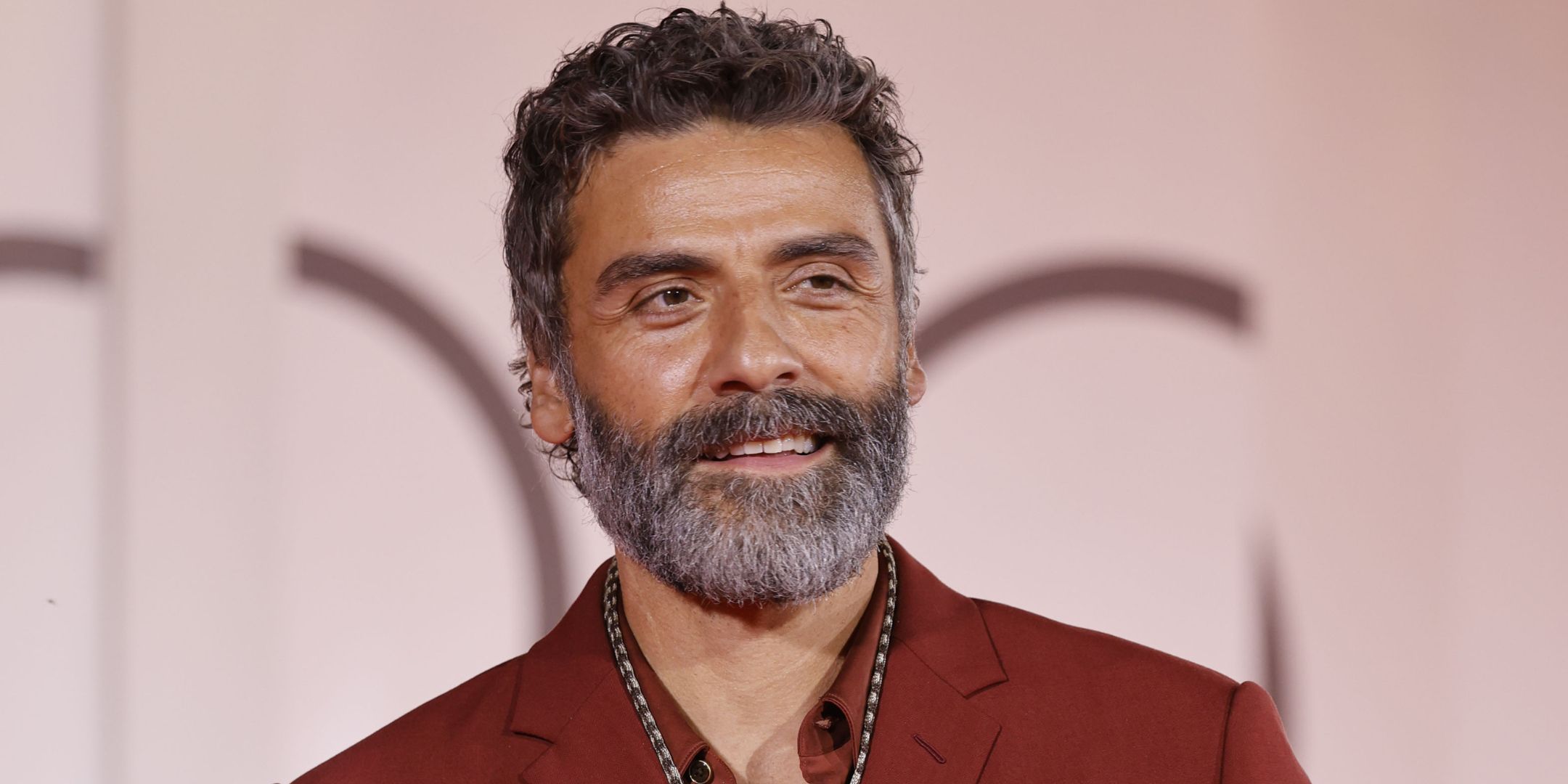 Oscar Isaac navdušen nad delom z Guillermom del Torom pri filmu Frankenstein