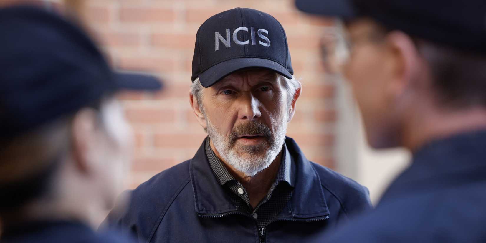 Parker wearing an NCIS hat in an episode of NCIS