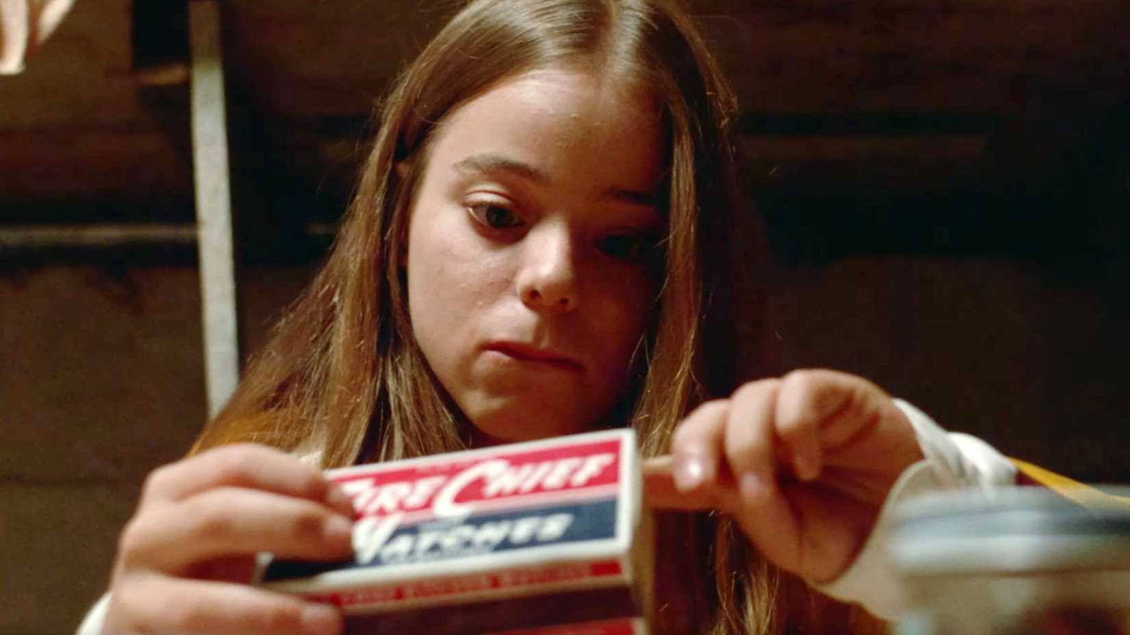 Paula Sheppard acendendo um fósforo em uma cena de Alice, Sweet Alice.