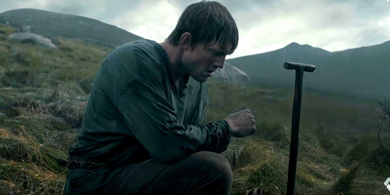 Peter Claffey como Ser Duncan ajoelhado na chuva em uma colina em A Knight of the Seven Kingdoms