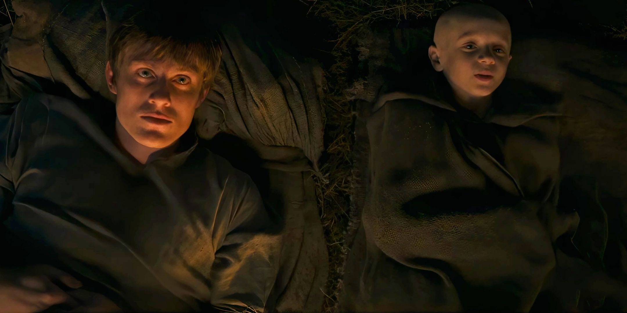 Peter Claffey e Dexter Sol Ansell em uma cena noturna de A Knight of the Seven Kingdoms