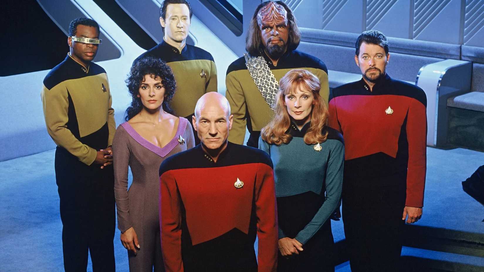 Elenco de Star Trek: The Next Generation em pose promocional.