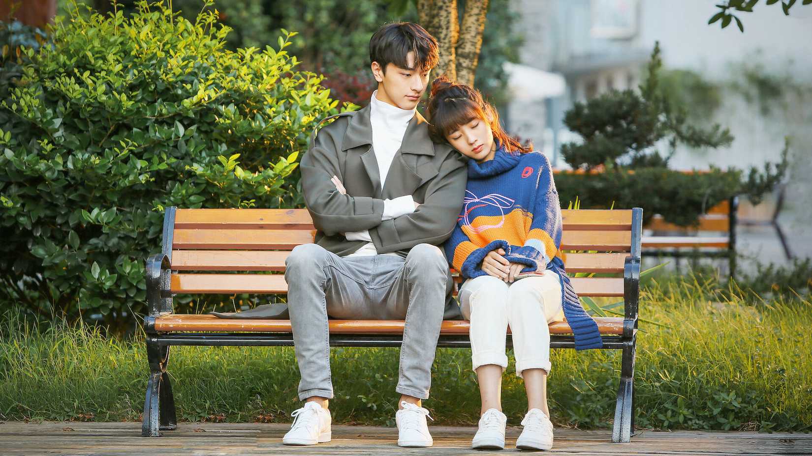 Xing Fei como Situ Mo e Yin Li como Gu Weiyi em Put Your Head On My Shoulder.