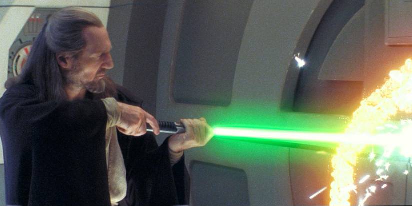 Qui-Gon Jinn cortando portas em A Ameaça Fantasma