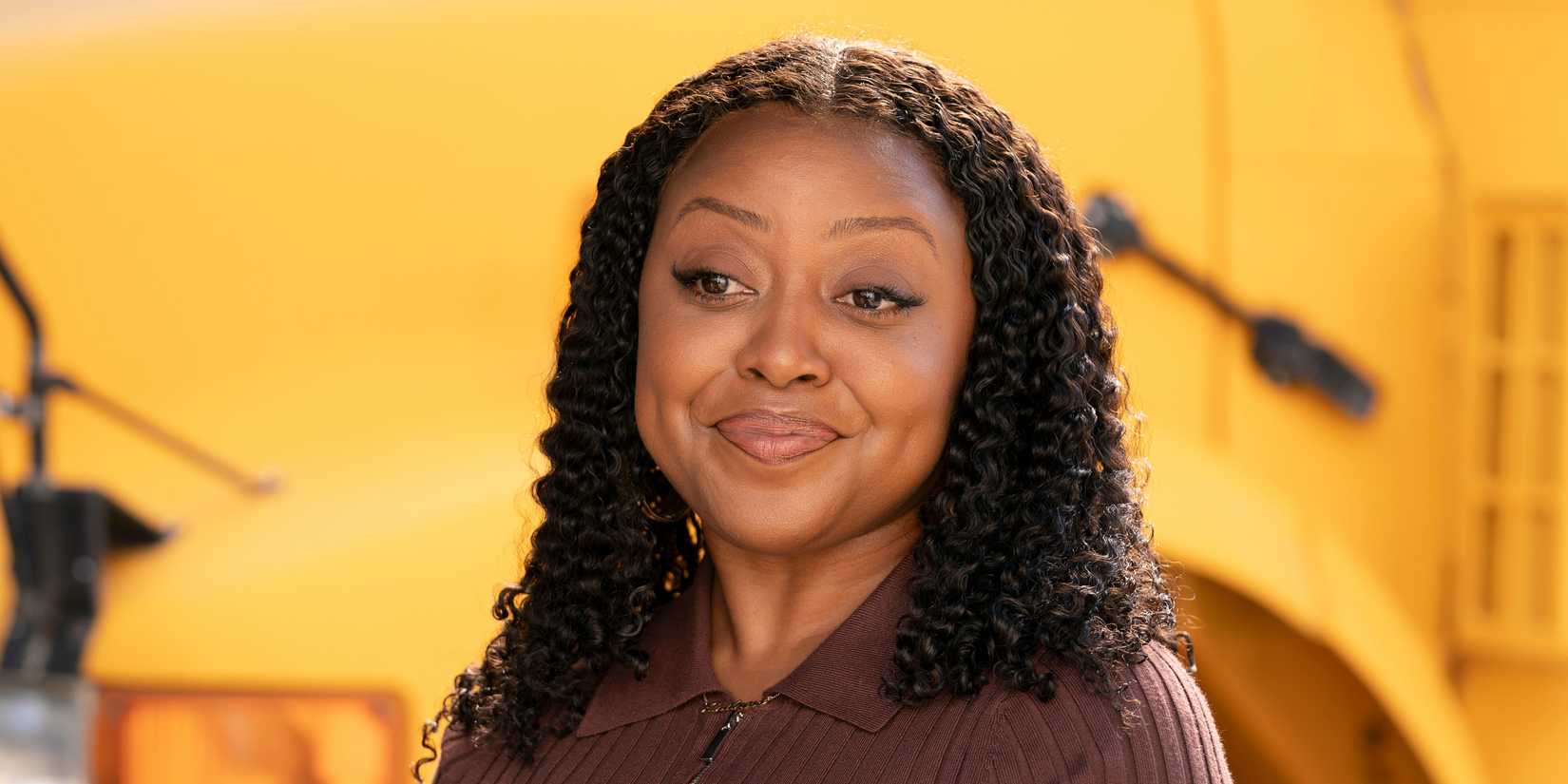 Quinta Brunson como Janine sorrindo em Abbott Elementary