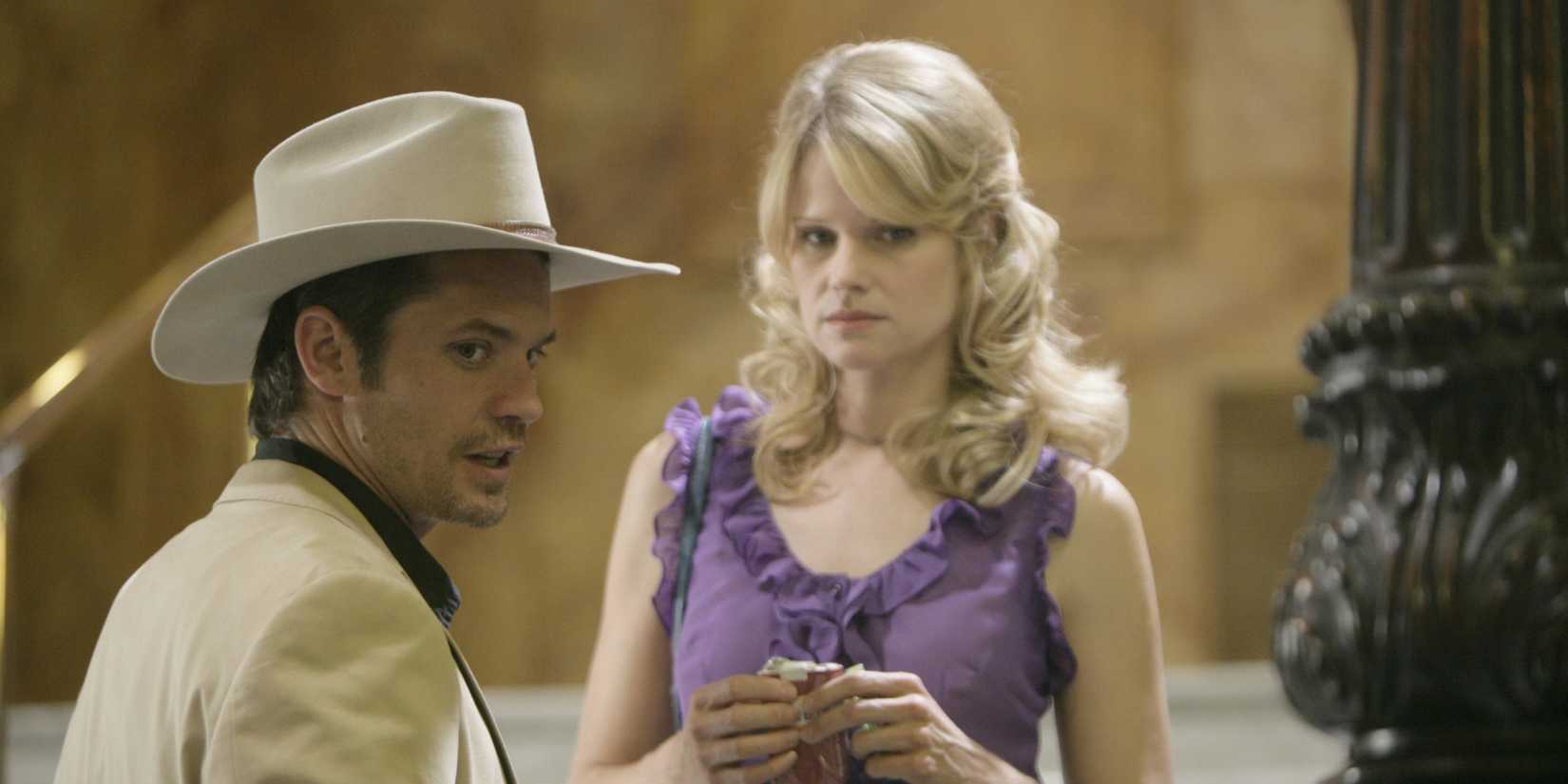 Raylan Givens (Timothy Olyphant) conversando com Ava Crowder (Joelle Carter) na primeira temporada de Justified