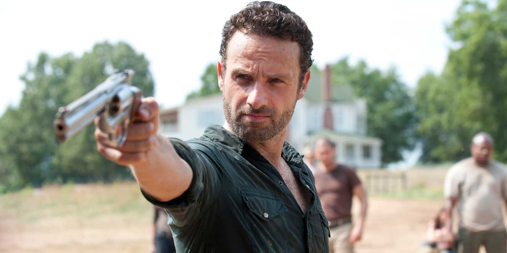Rick Grimes segurando um revólver em The Walking Dead