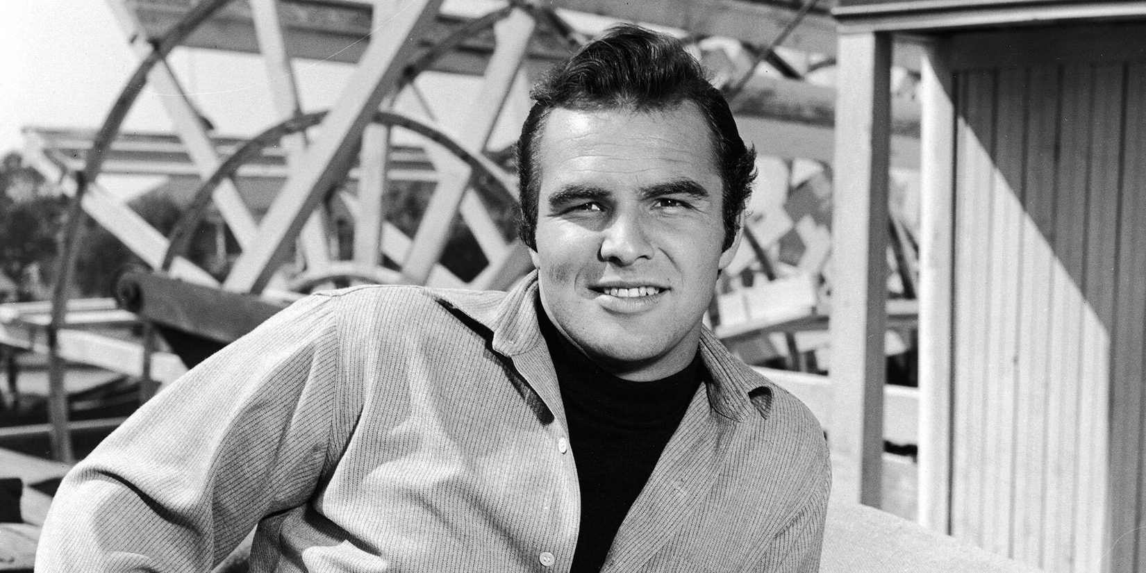 Ben Frazer (Burt Reynolds) smiling in Riverboat.