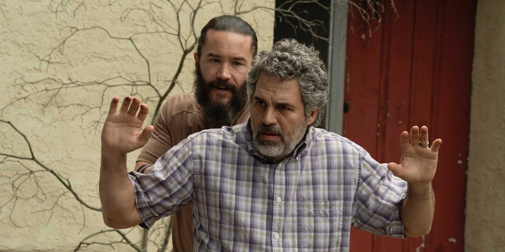 Robbie guiando Tom com as mãos para cima em Task episódio 5