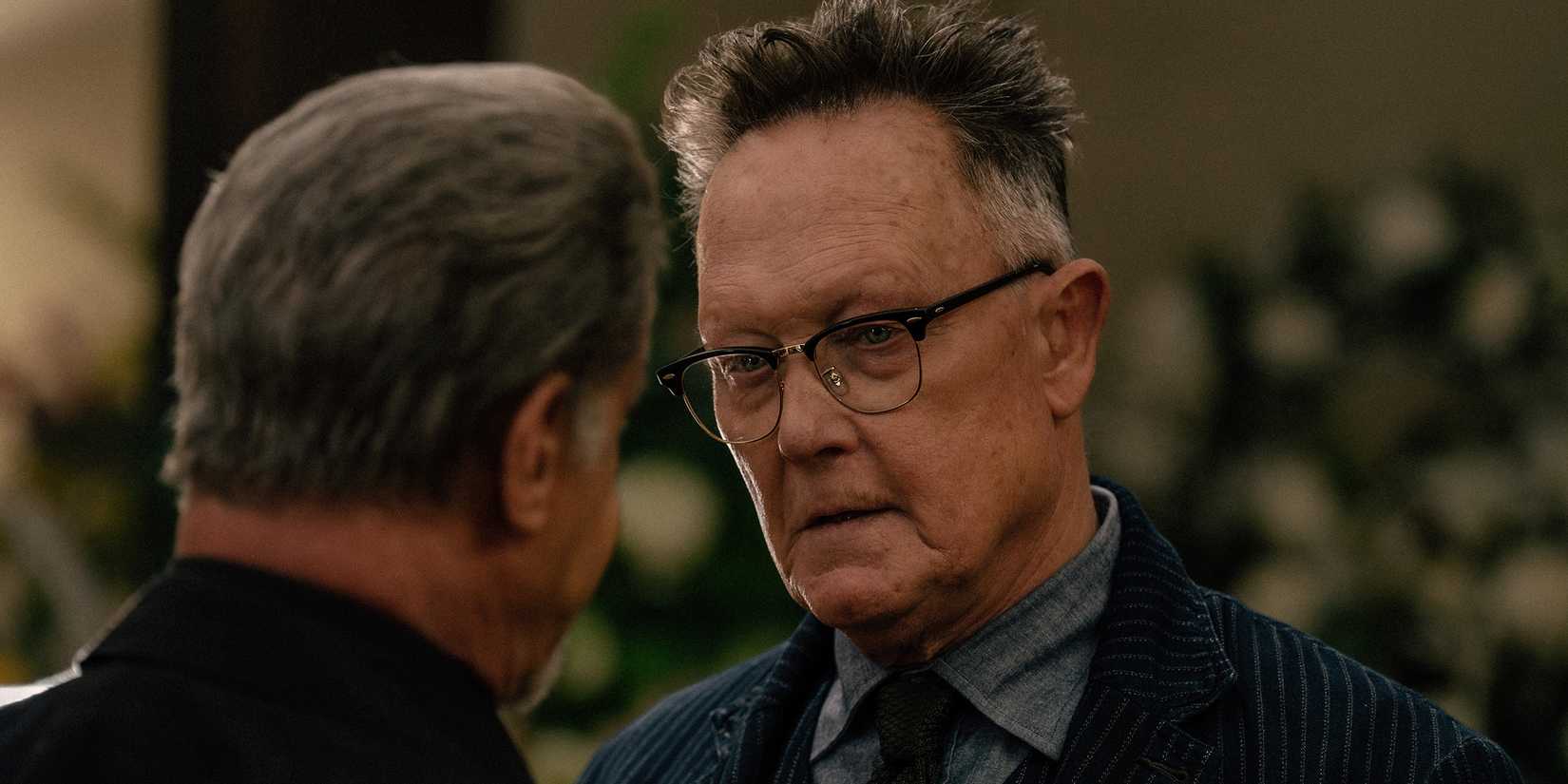 robert patrick s jeremiah dunmire looking angry while in the face of sylvester stallone s dwight in tulsa king season 3