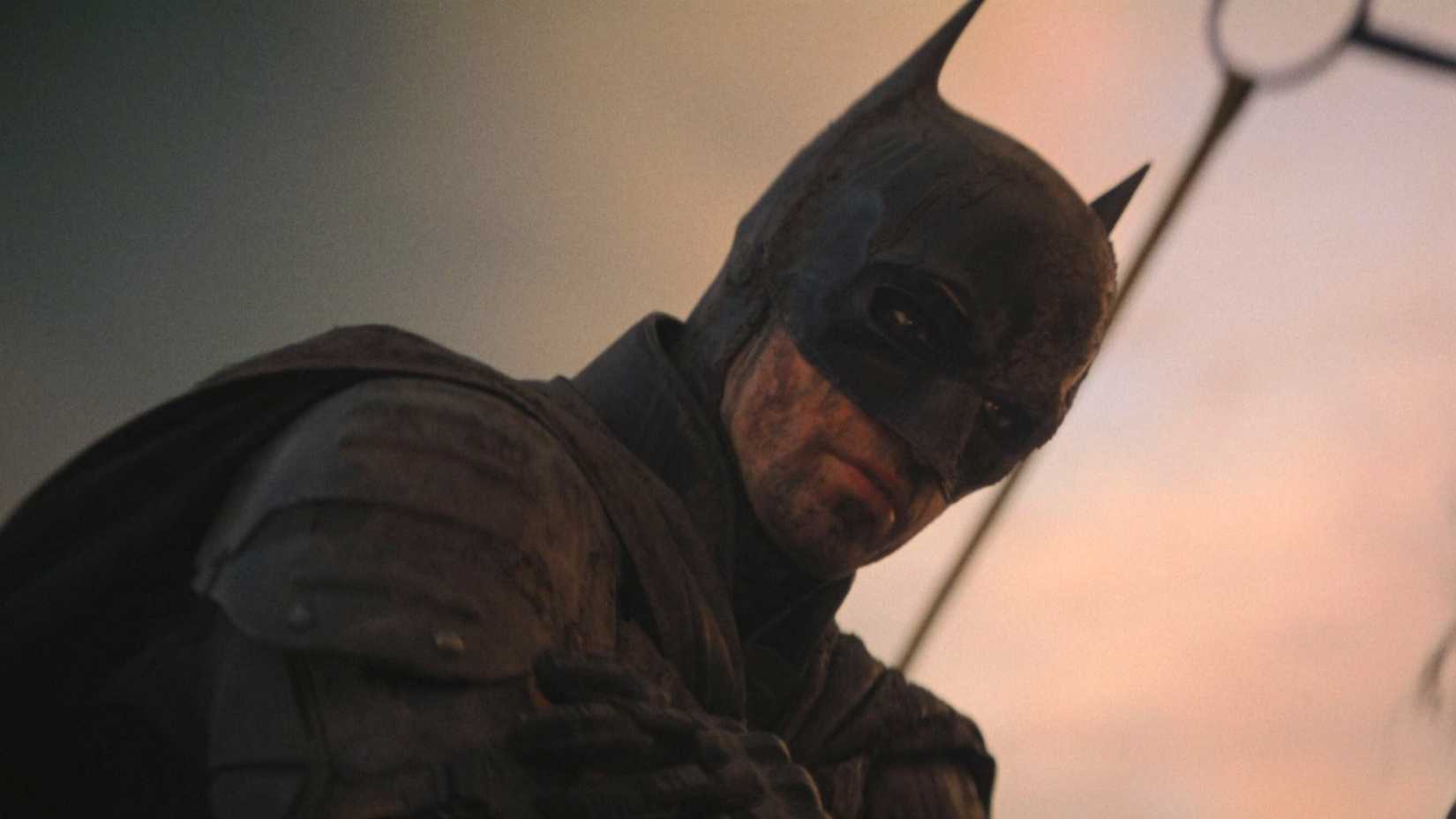 Robert Pattinson em seu traje de Batman no filme The Batman