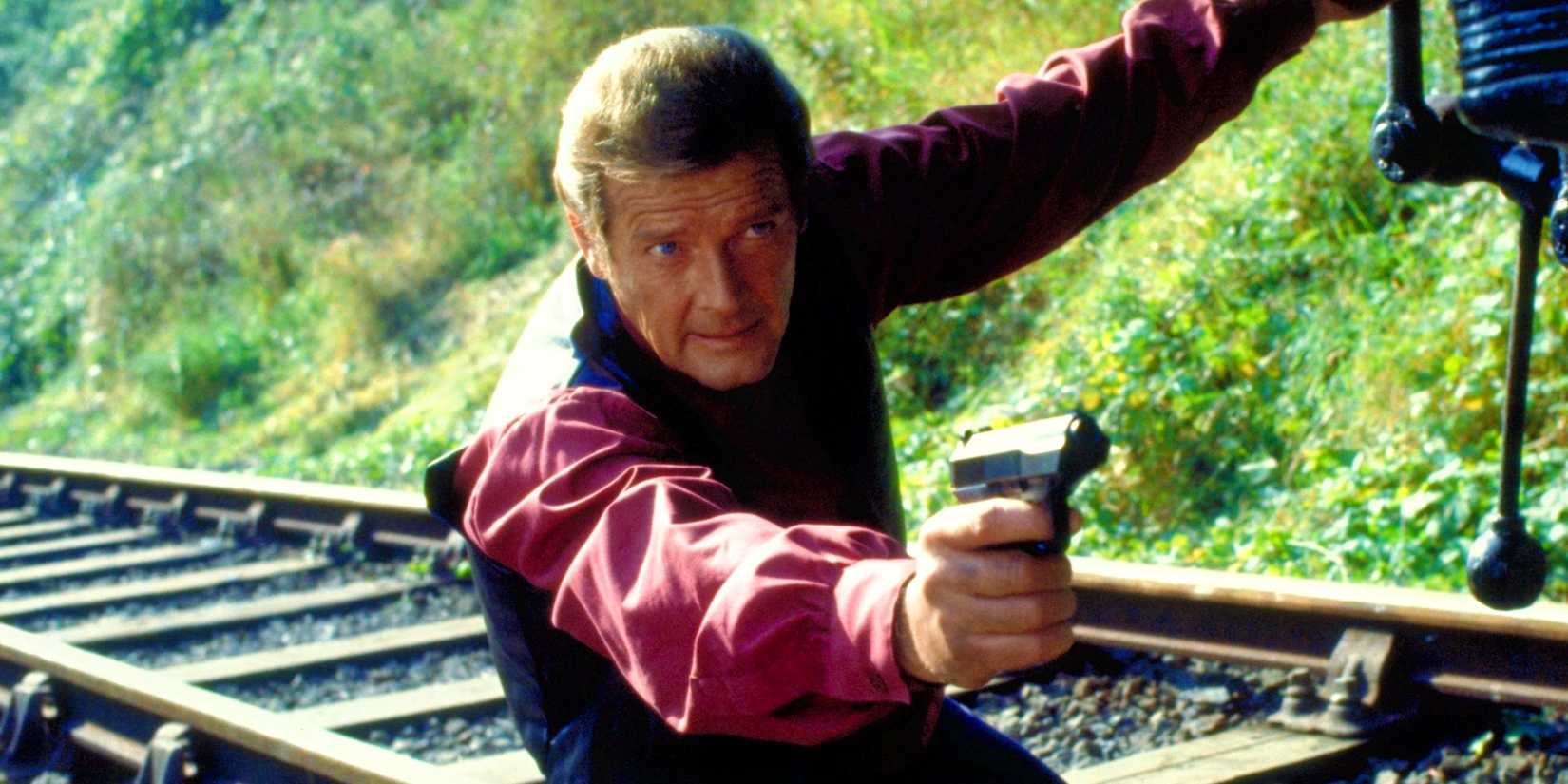 Roger Moore as James Bond pointing his Walter P5 in Octopussy (1983)