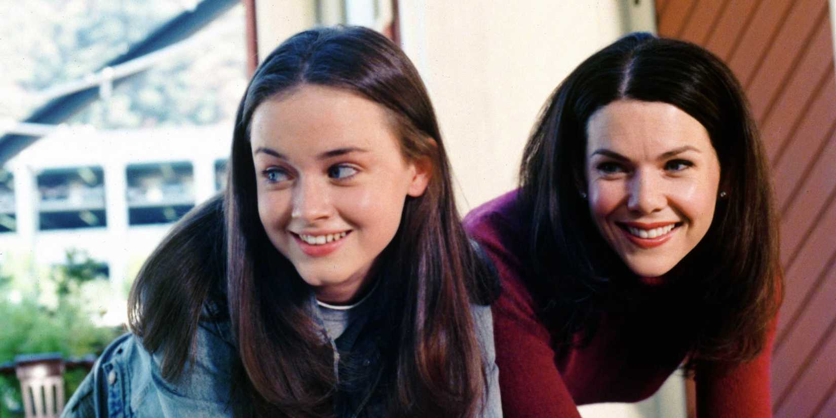 Rory e Lorelai sorrindo em Gilmore Girls