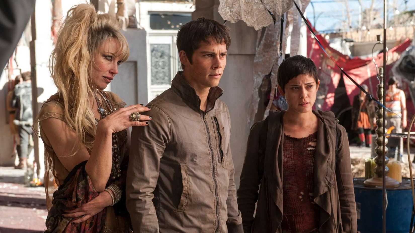 Rosa Salazar como Brenda e Dylan O'Brien como Thomas em Maze Runner