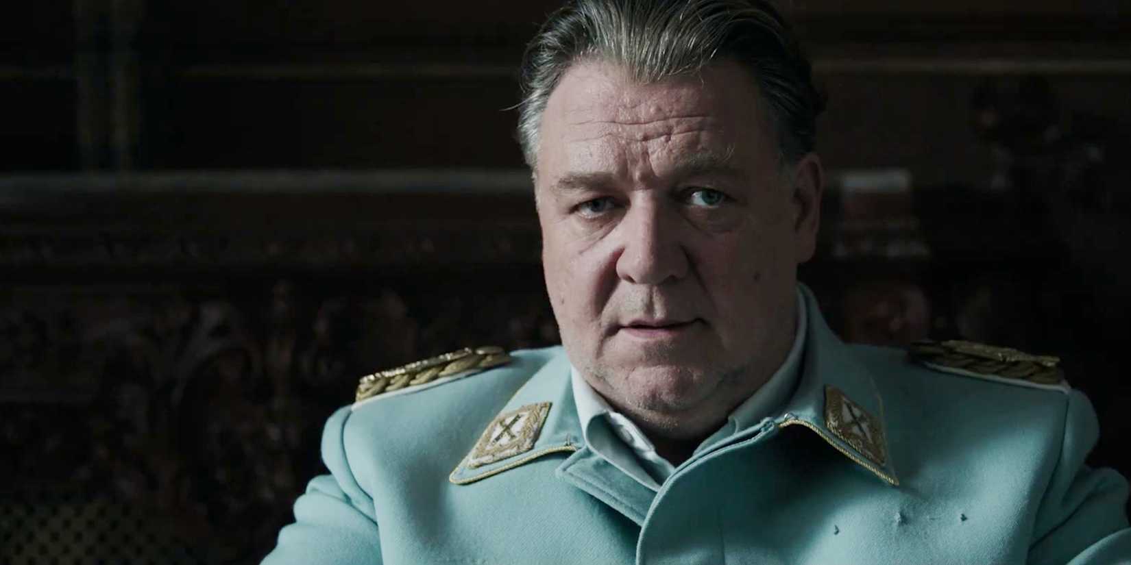 Russell Crowe com expressão neutra em cena de Nuremberg