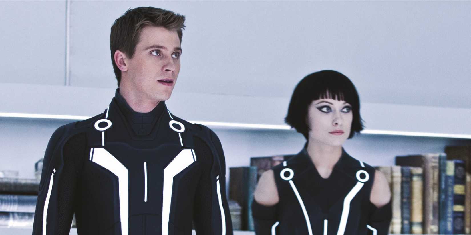 Sam Flynn (Garrett Hedlund) and Quorra (Olivia Wilde) in Tron: Legacy