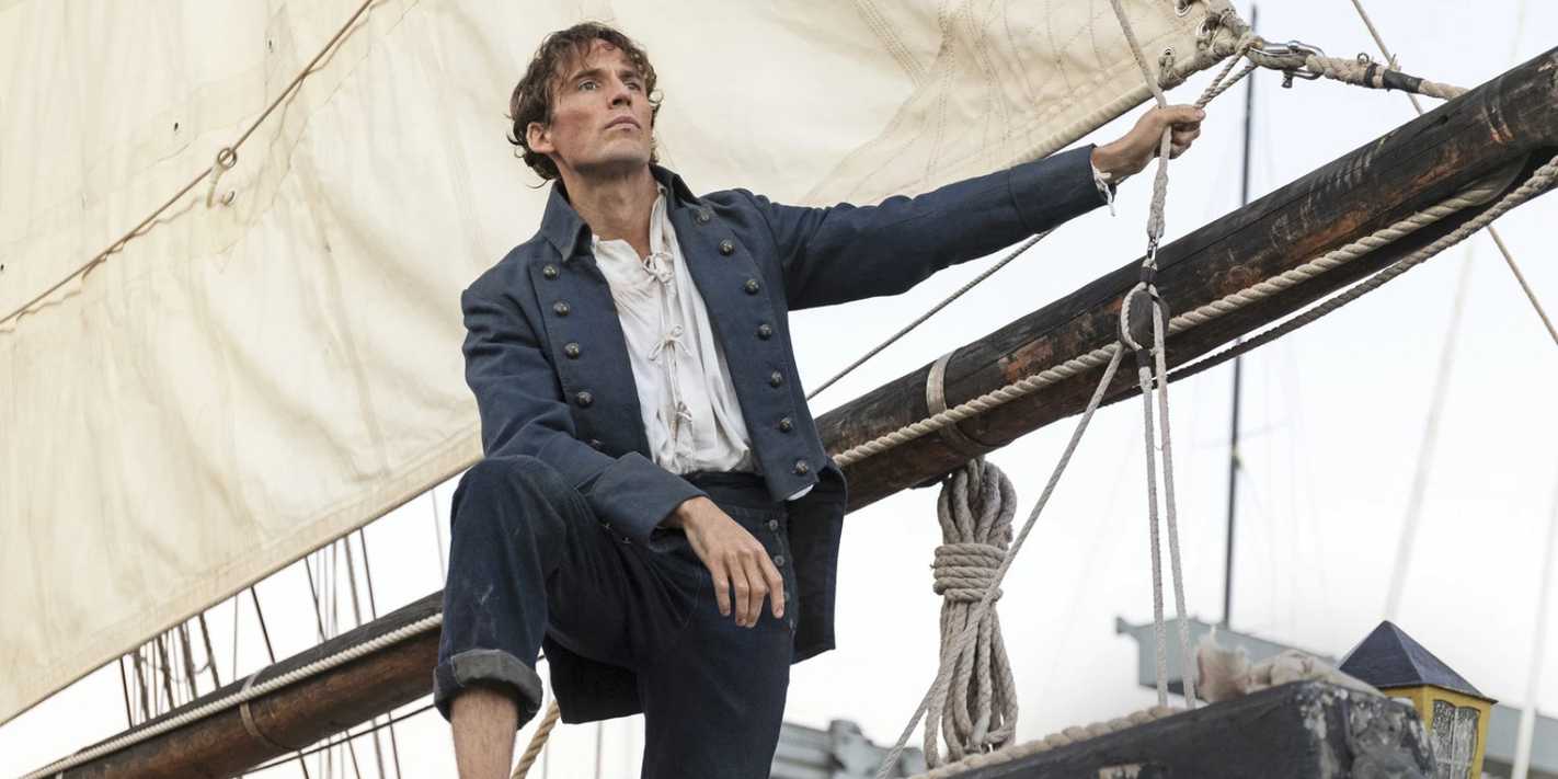 Sam Claflin como Edmond Dantés em um navio na série O Conde de Monte Cristo da PBS Masterpiece
