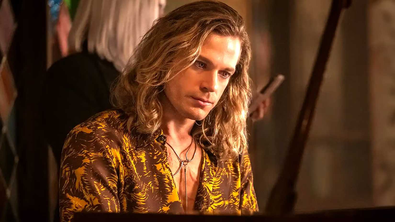Sam Reid como O Vampiro Lestat em Entrevista com o Vampiro temporada 3.