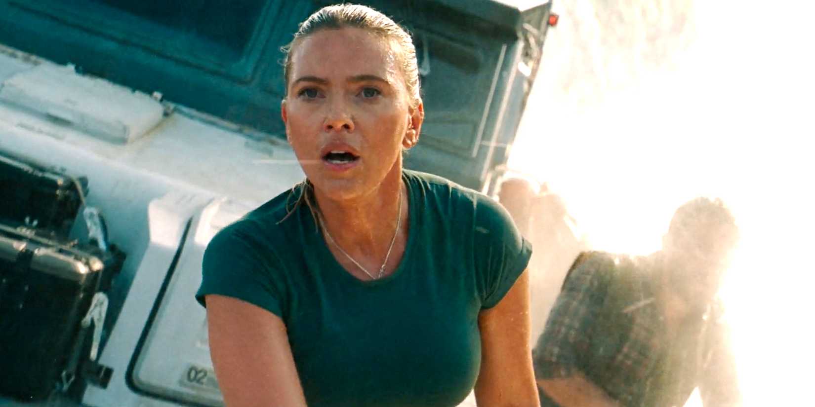 Cena de Jurassic World Rebirth com Zora em um barco