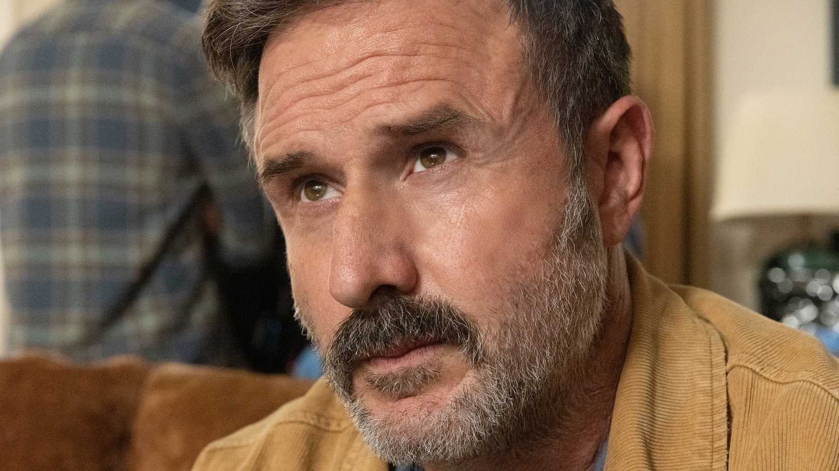 David Arquette olhando para cima em Scream (2022)
