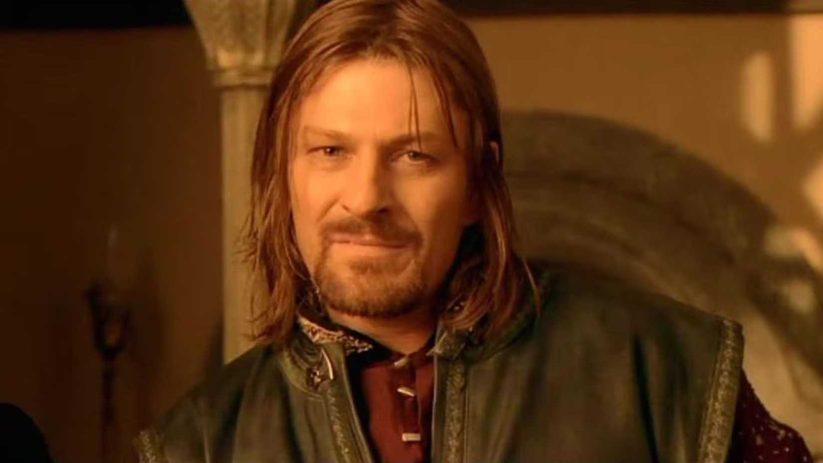 Sean Bean como Boromir sorrindo em O Senhor dos Anéis