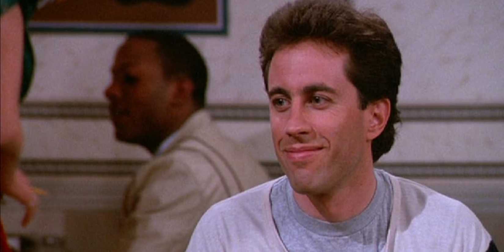 Jerry Seinfeld sorrindo no episódio piloto de Seinfeld