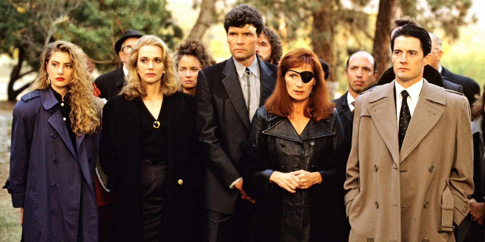 Vários personagens de Twin Peaks em um funeral