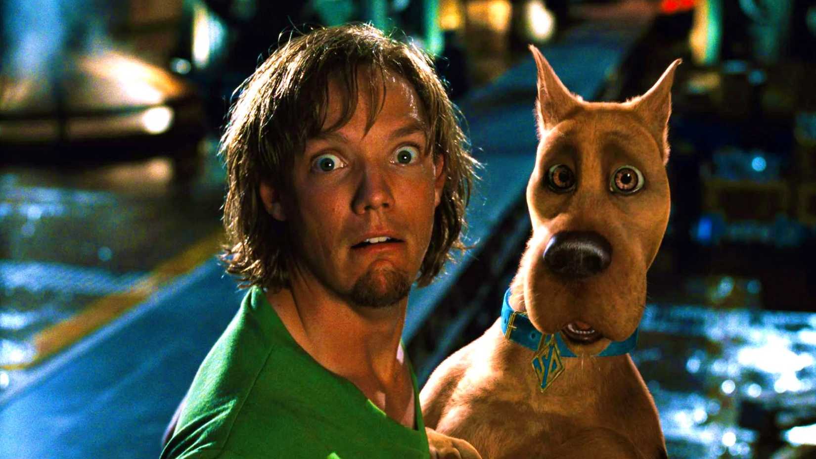 Shaggy (Matthew Lillard) e Scooby-Doo em cena de Scooby-Doo (2002)
