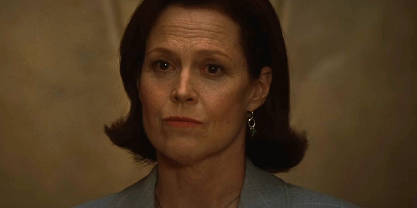 Sigourney Weaver como a Diretora em O Segredo da Cabana