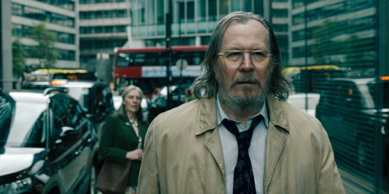 Jackson Lamb (Gary Oldman) caminhando pelas ruas em Slow Horses, temporada 5, episódio 3.
