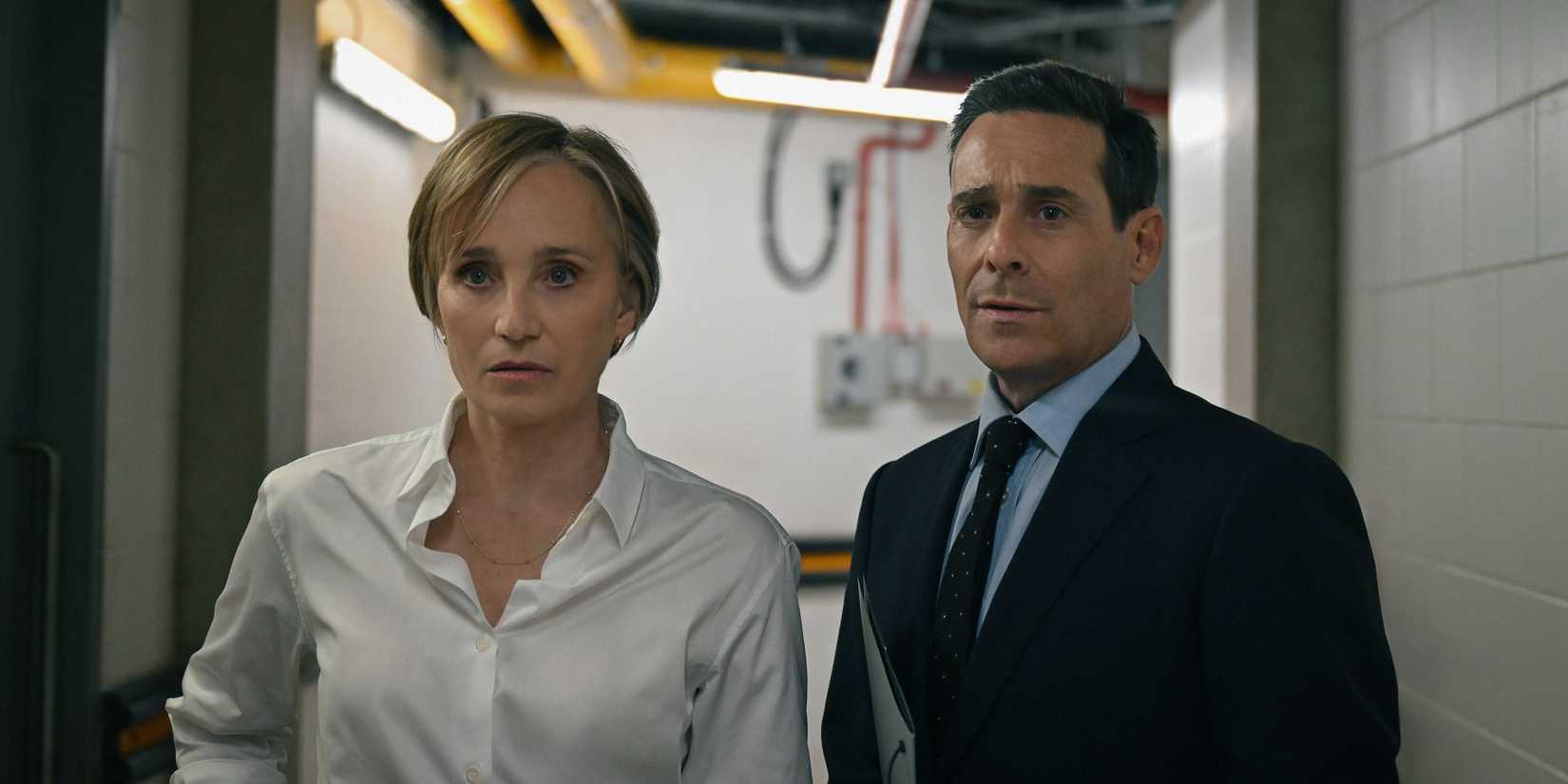 Taverner (Kristin Scott Thomas) e Whelan (James Callis) observando alguém na 5ª temporada de Slow Horses, episódio 5.
