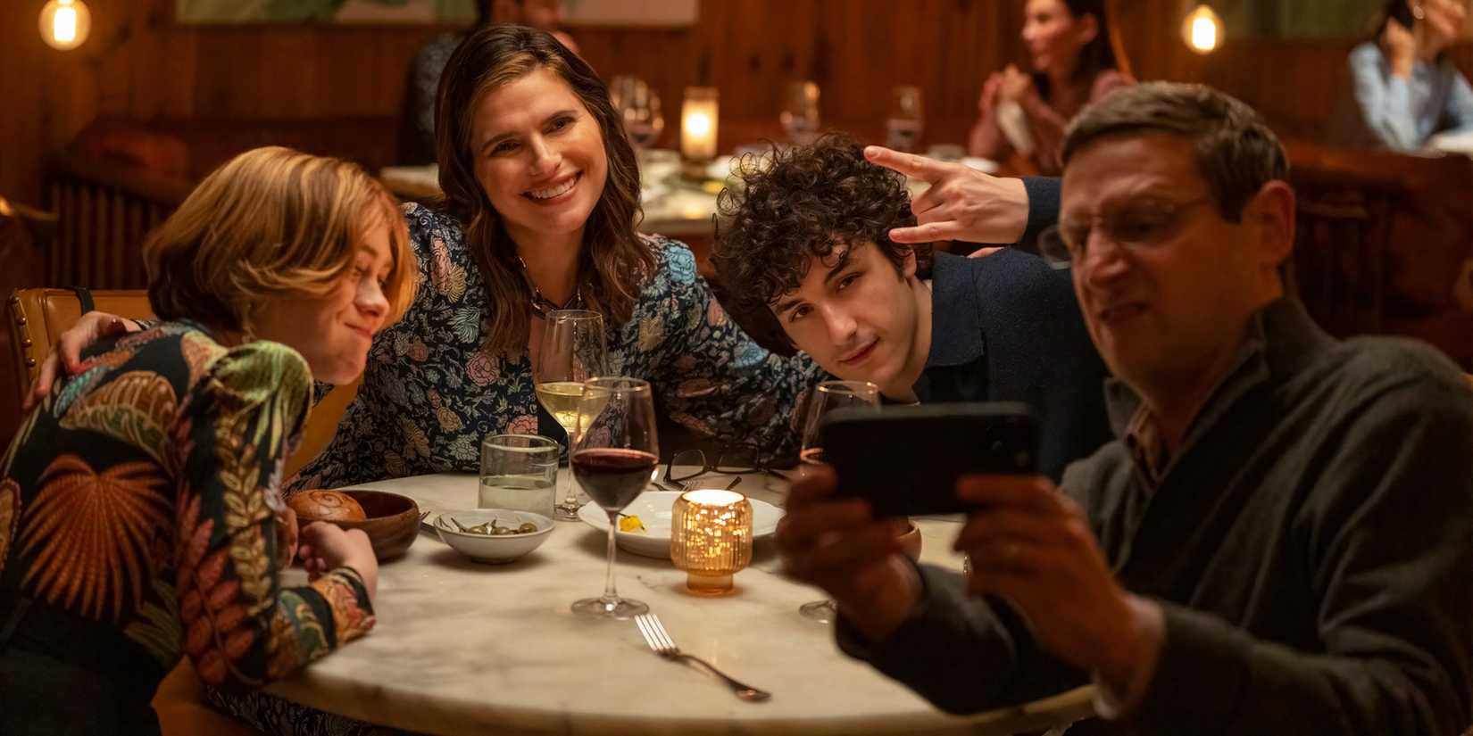 Sophia Lillis, Lake Bell, Will Price e Tim Robinson em The Chair Company