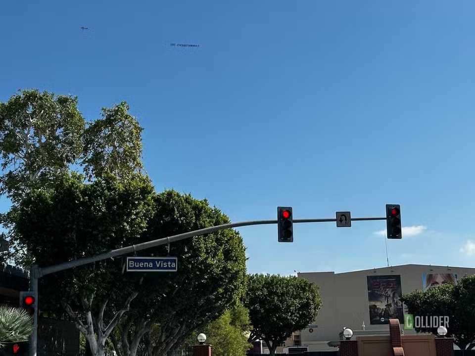 Banner 'Save The Hunt for Ben Solo' voando perto dos estúdios da Disney