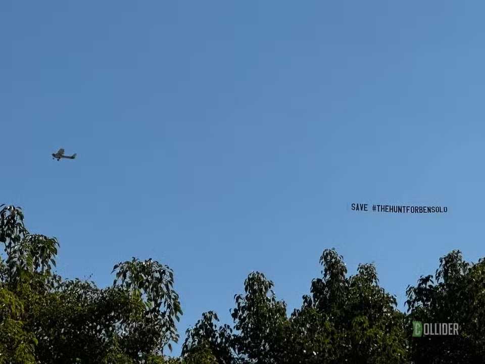 Banner 'Save The Hunt for Ben Solo' voando do lado de fora do estúdio da Disney