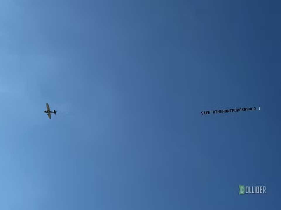 Banner 'Save The Hunt for Ben Solo' voando em frente aos estúdios da Disney