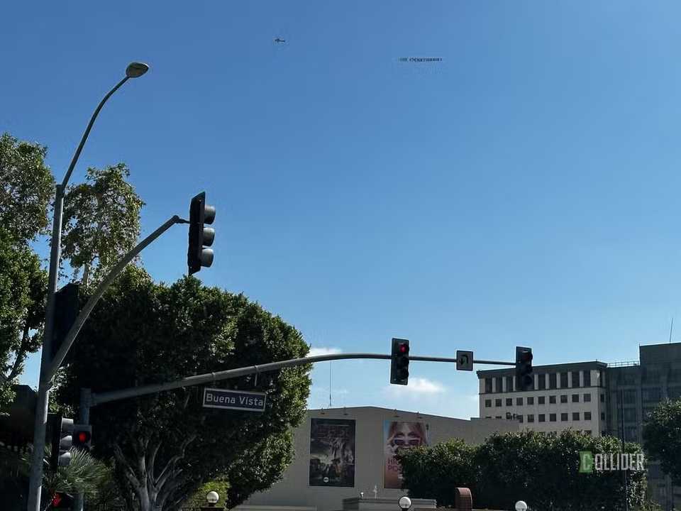 Banner 'Save The Hunt for Ben Solo' voando sobre os estúdios da Disney