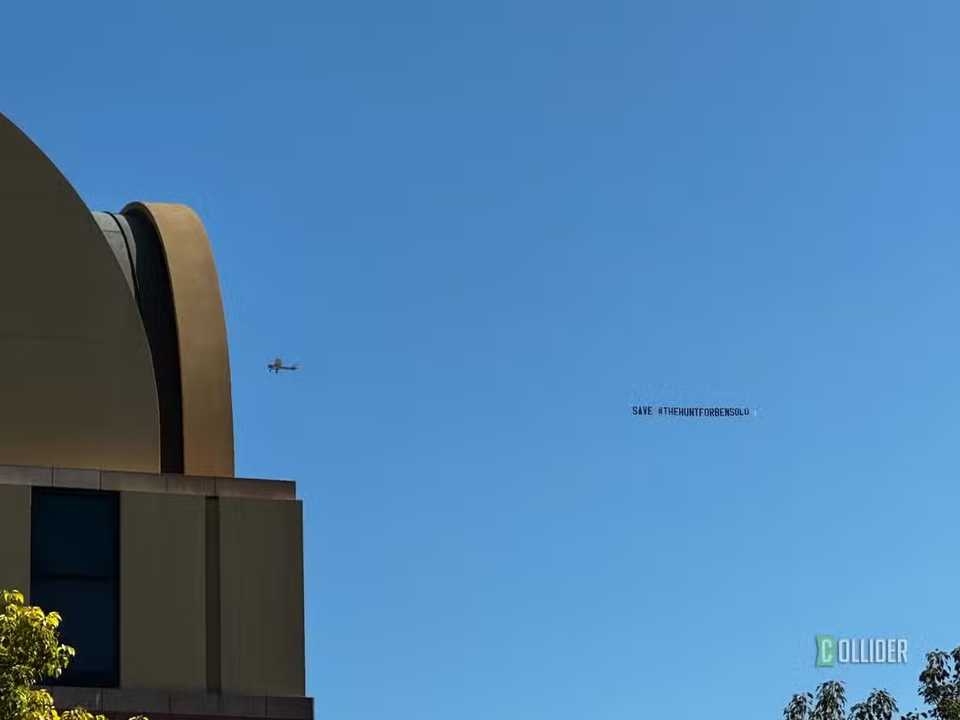 Banner 'Save The Hunt for Ben Solo' sobrevoando estúdio da Disney