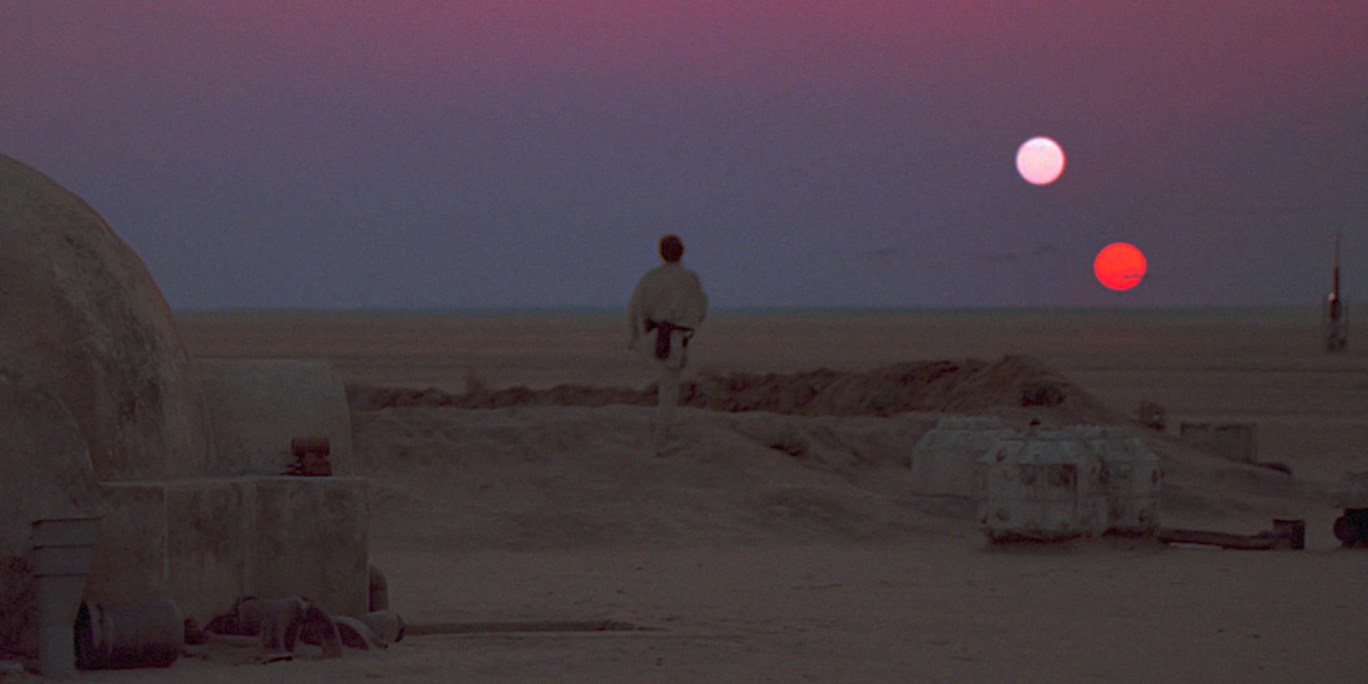 Luke Skywalker olhando para os dois sóis em Star Wars