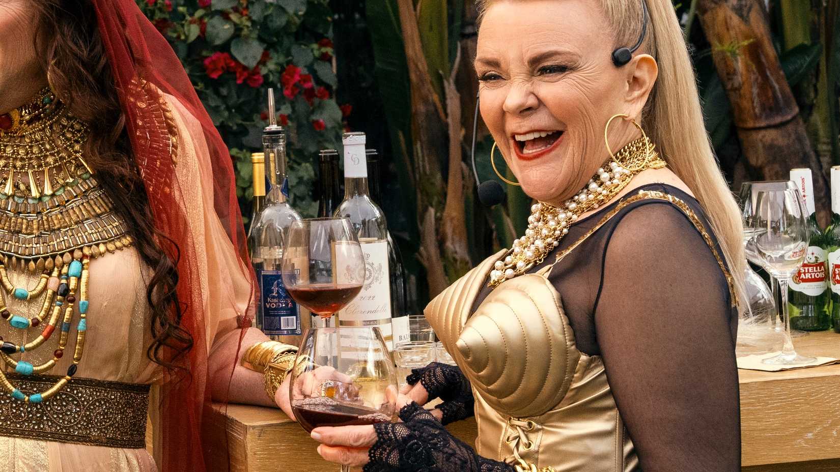 Stephanie Faracy fantasiada de Madonna em Nobody Wants This