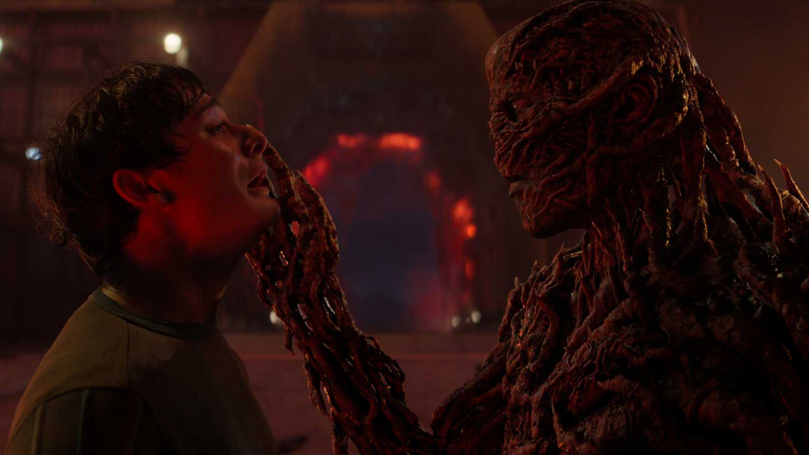 Still da 5ª temporada de Stranger Things com Will Byers sendo tocado por Vecna.