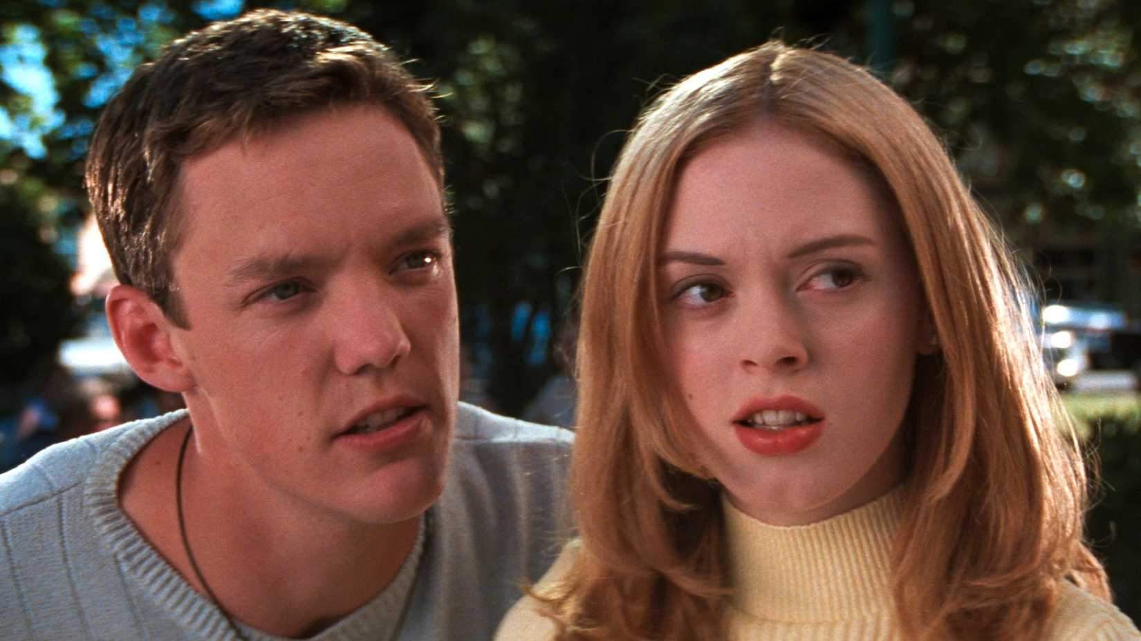 Stu Macher (Matthew Lillard) e Tatum Riley (Rose McGowan) em Scream 1996