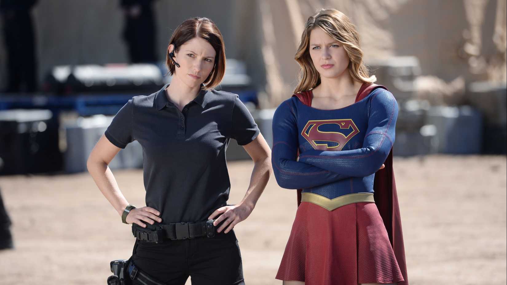 Chyler Lee como Alex e Melissa Benoist como Kara Danvers em Supergirl.