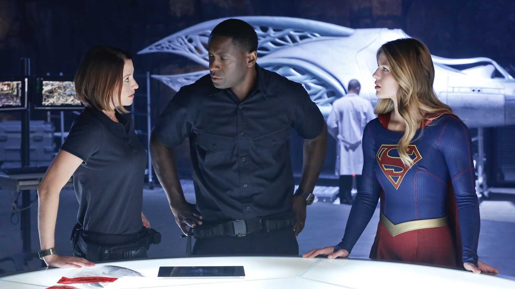 Alex (Chyler Leigh), Hank (David Harewood) e Kara (Melissa Benoist) em Supergirl