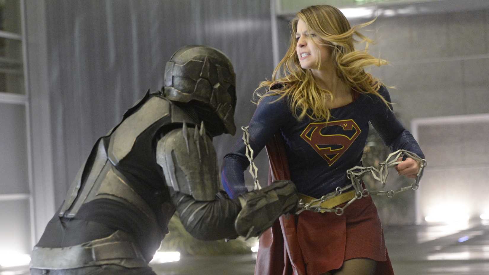 Melissa Benoist em luta em Supergirl