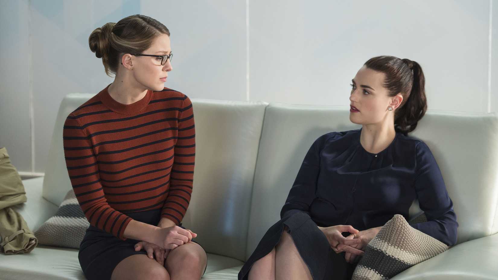 Melissa Benoist como Kara Danvers e Katie McGrath como Lena Luthor em Supergirl.