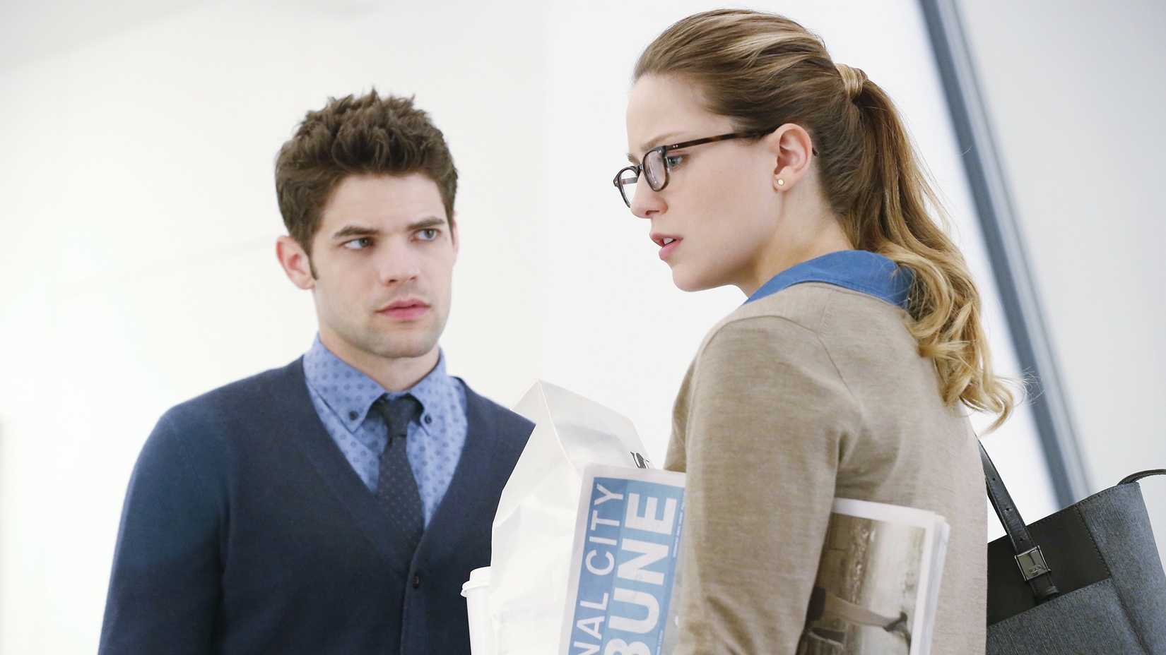 Jeremy Jordan como Winn e Melissa Benoist como Kara em Supergirl