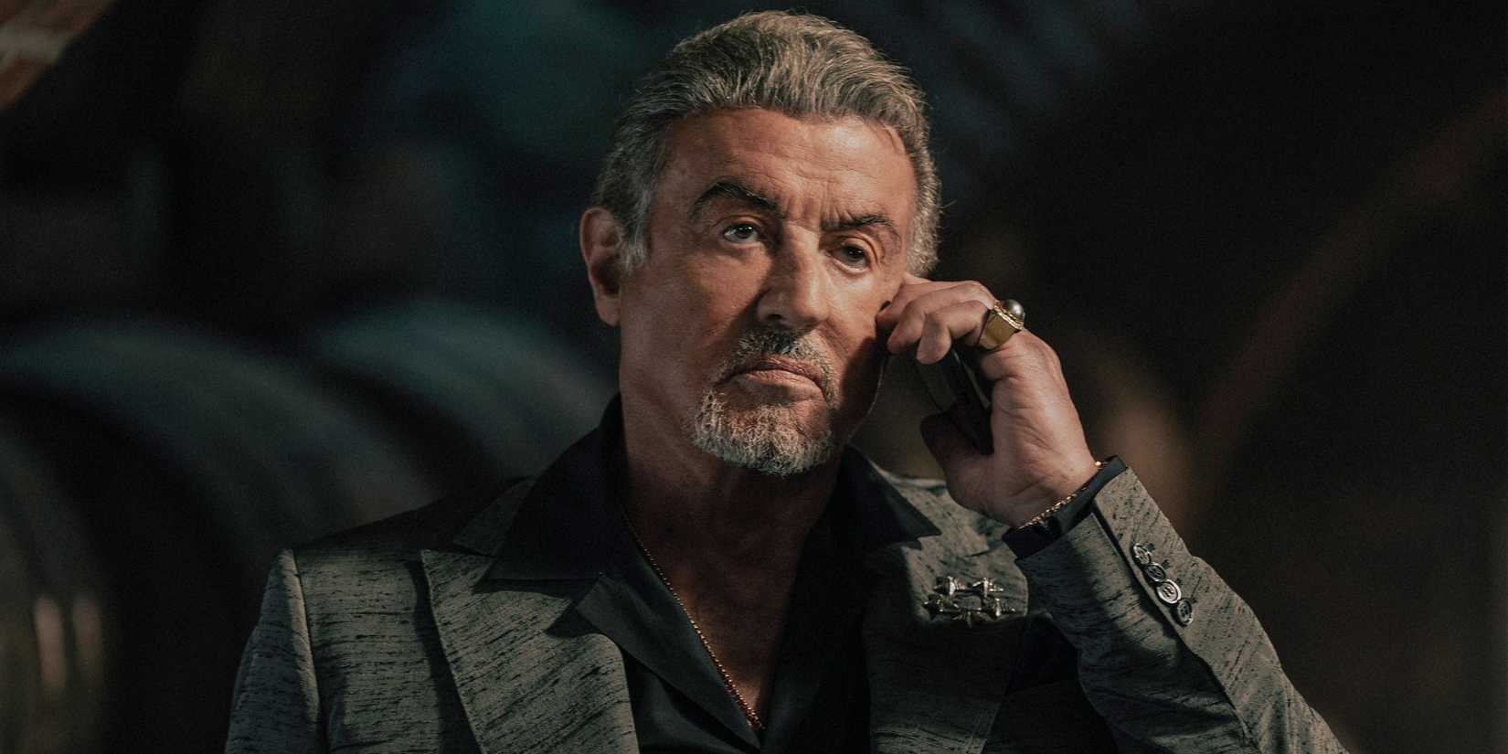 Sylvester Stallone como Dwight Manfredi em 