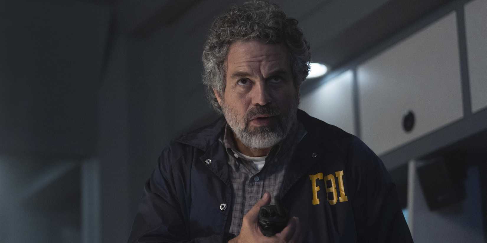 Tom Brandis (Mark Ruffalo) falando em um walkie-talkie em 'Task'